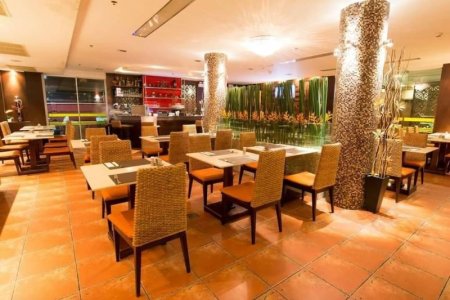 Soi 4 - Restaurant in NANA for rent